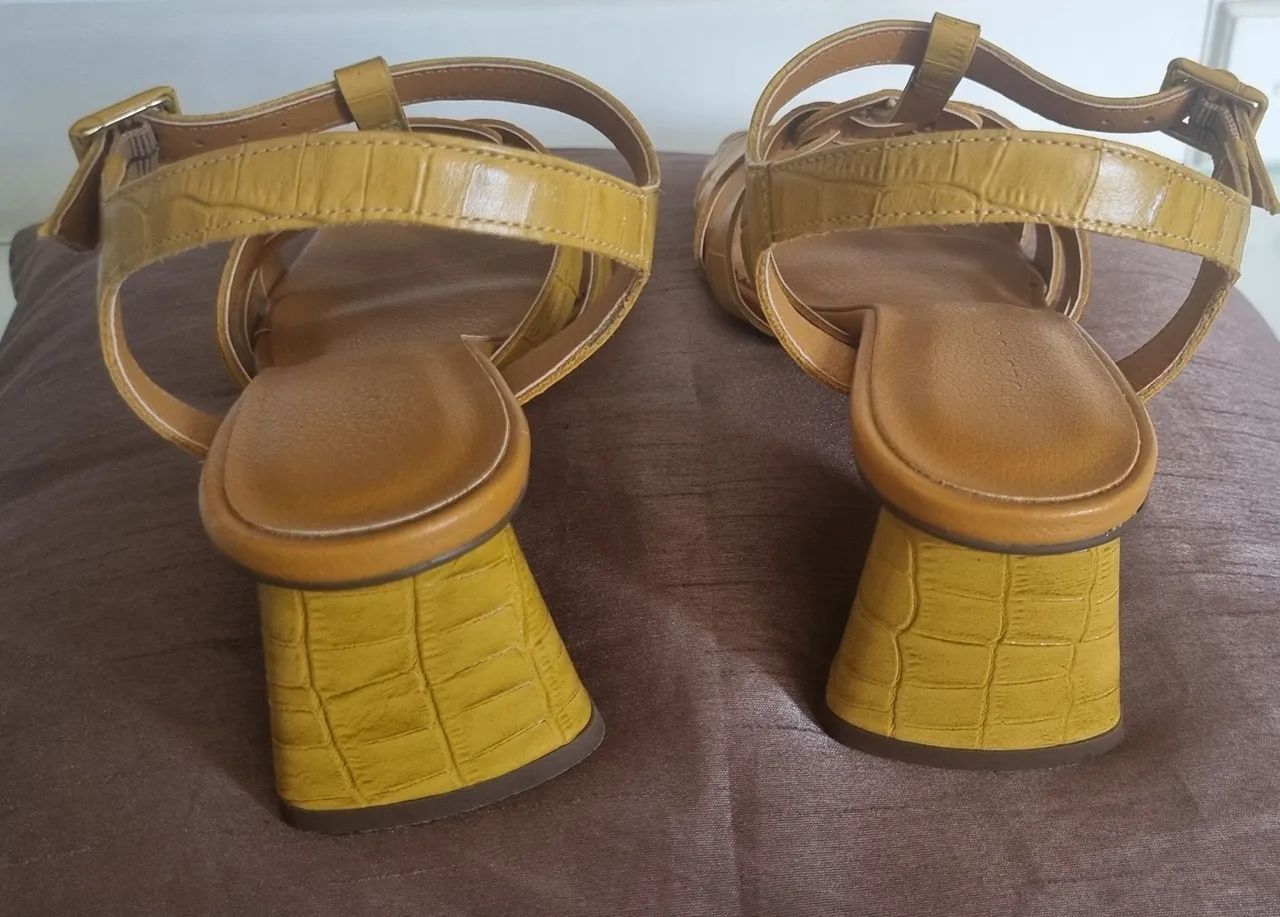 Sandálias Amarelas Femininas couro legítimo Shoestock novas em