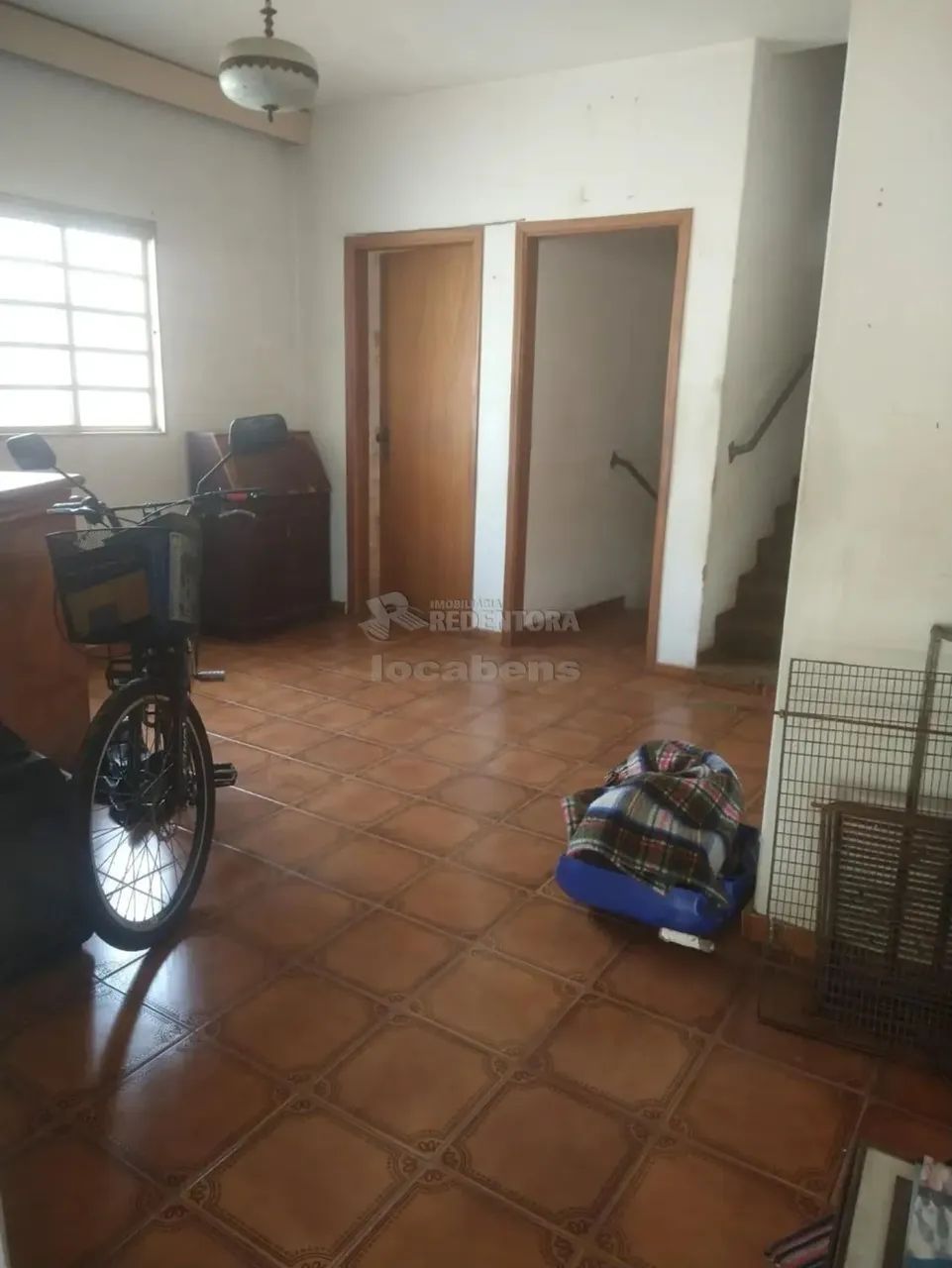 Casa localizada no Jardim Aeroporto com 03 dormitórios e 04 vagas de garagem.