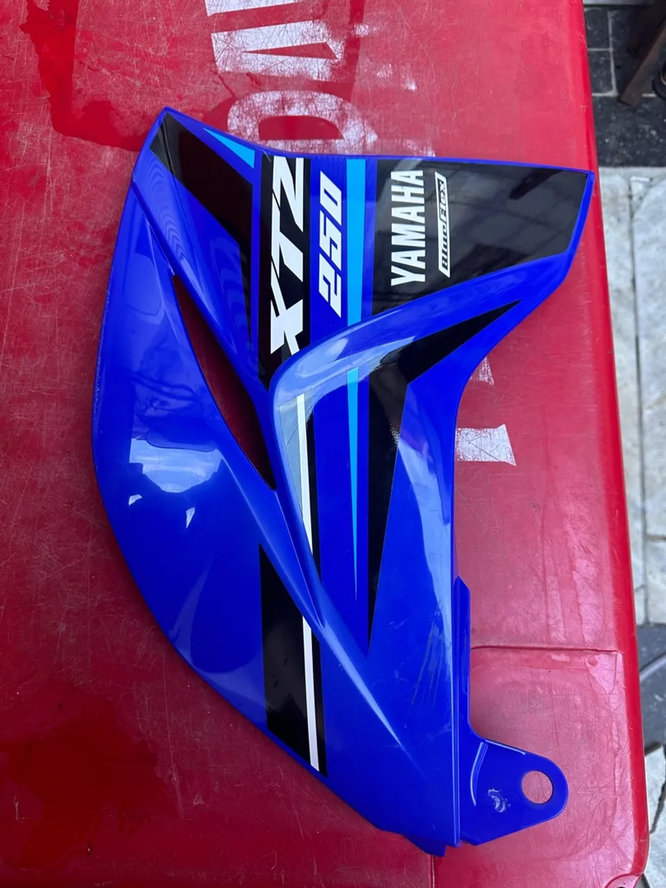 Aba do tanque lado Direito Yamaha XT250
