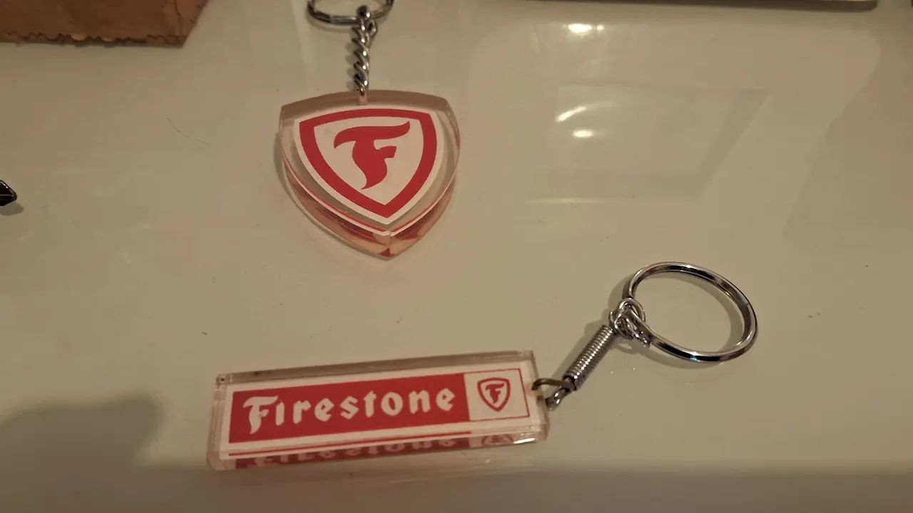Firestone 2 Antigos e Colecionáveis Chaveiros da Marca em estado de novos 