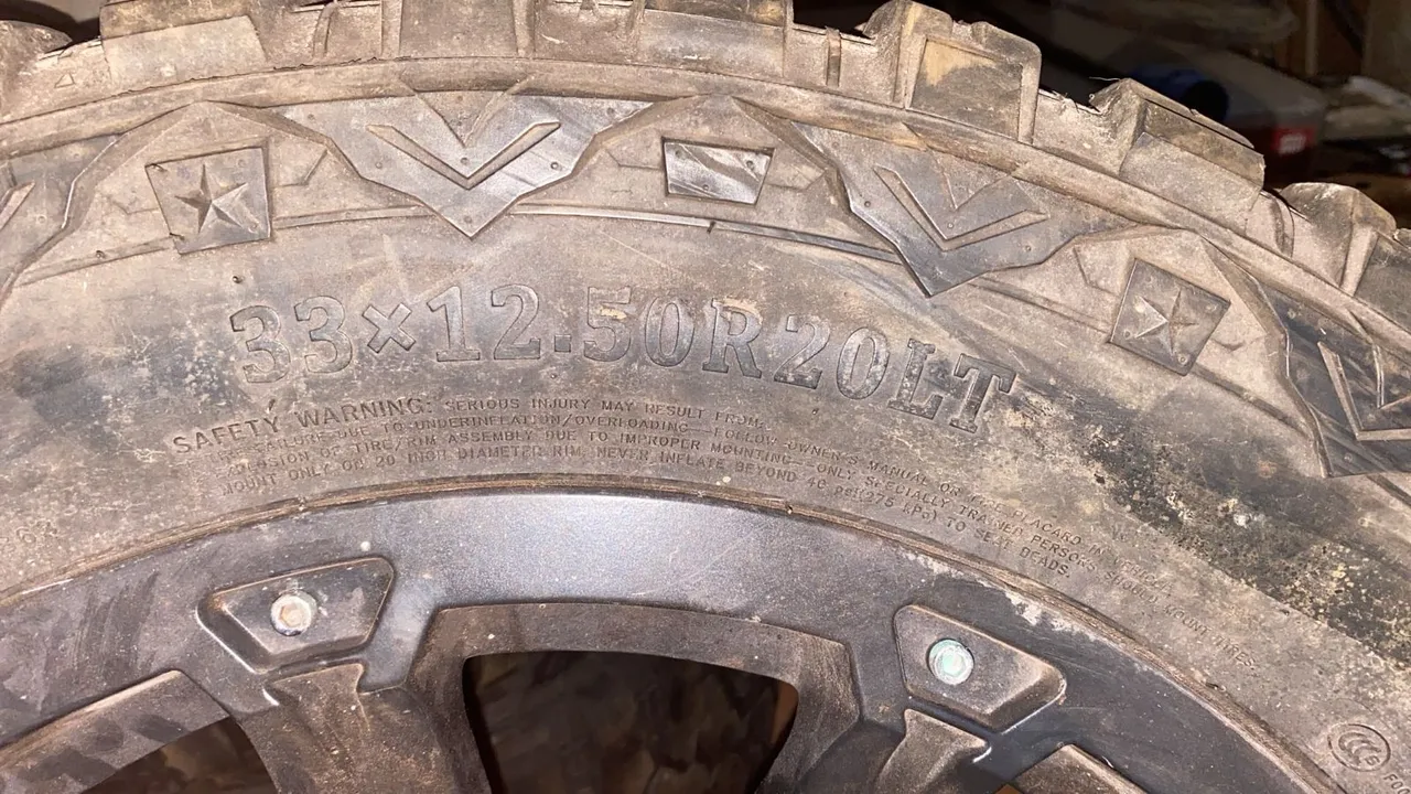 Pneu Off-Road 33x12 tamanho 20 com roda