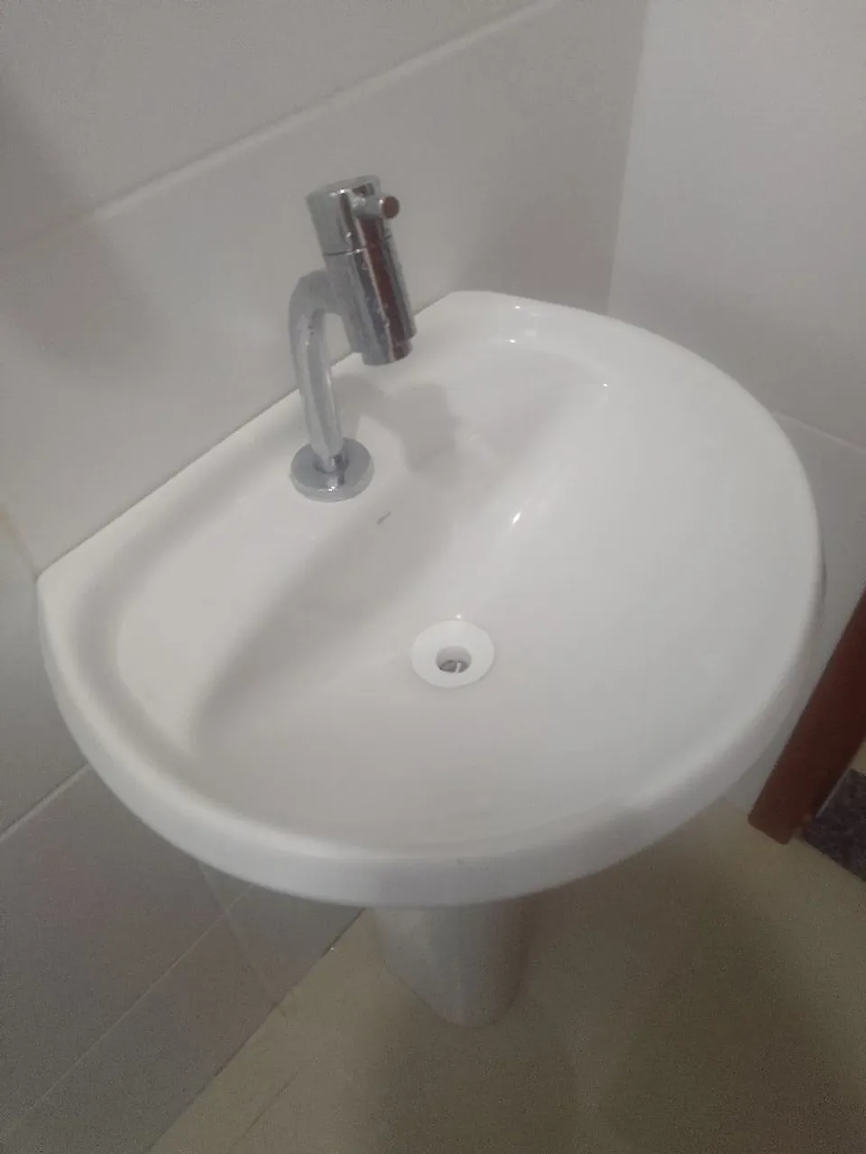 Vendo duas pias de banheiro,sem torneira,vendo uma se quiser