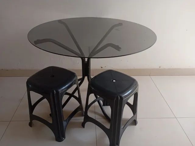 Mesa e dois tamburetes 