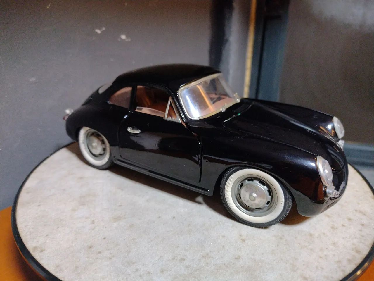 Porsche 356b 1/18 Bburago com detalhes 