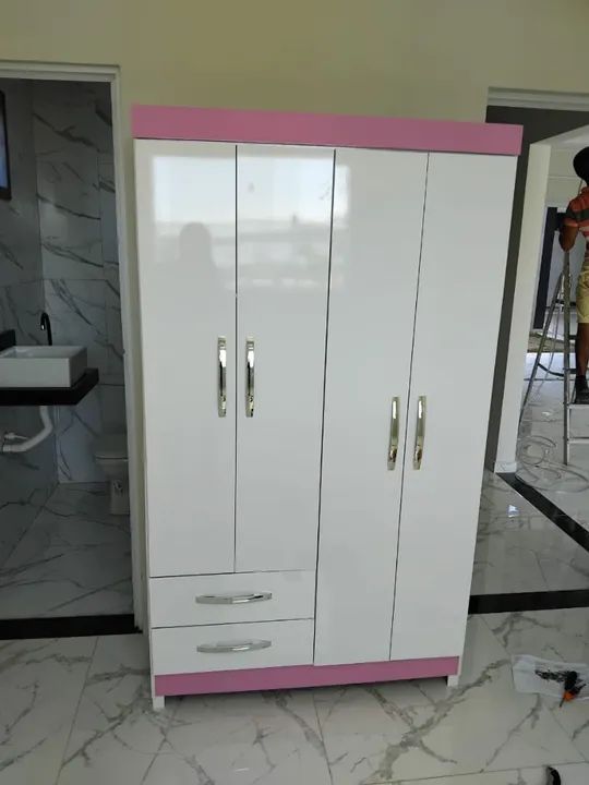 Guarda-roupa 4 Portas Branco com Detalhes Rosa