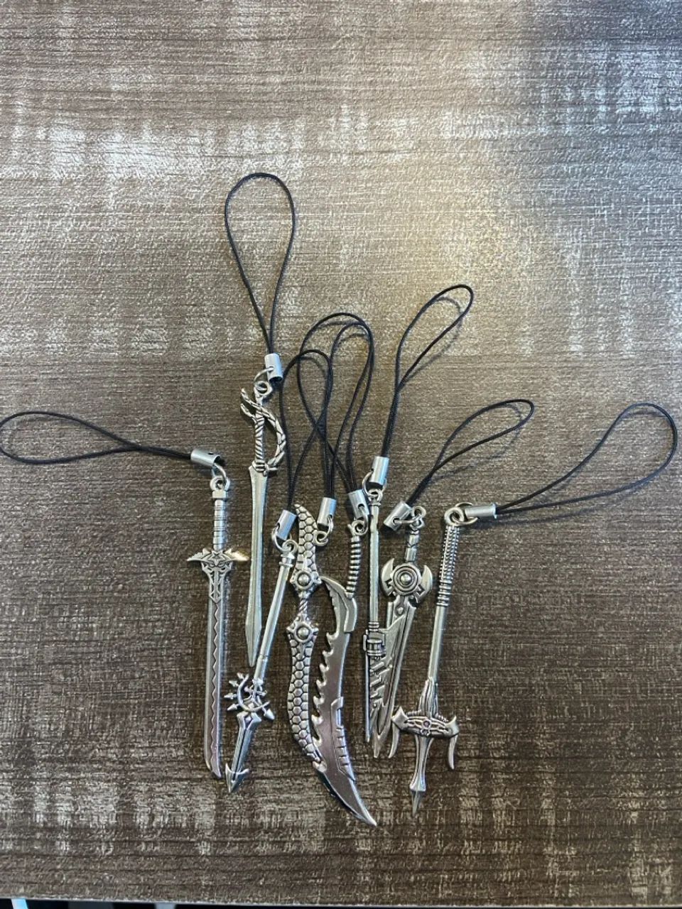 Chaveiros Pingentes de Espada Miniaturas - Foto 3