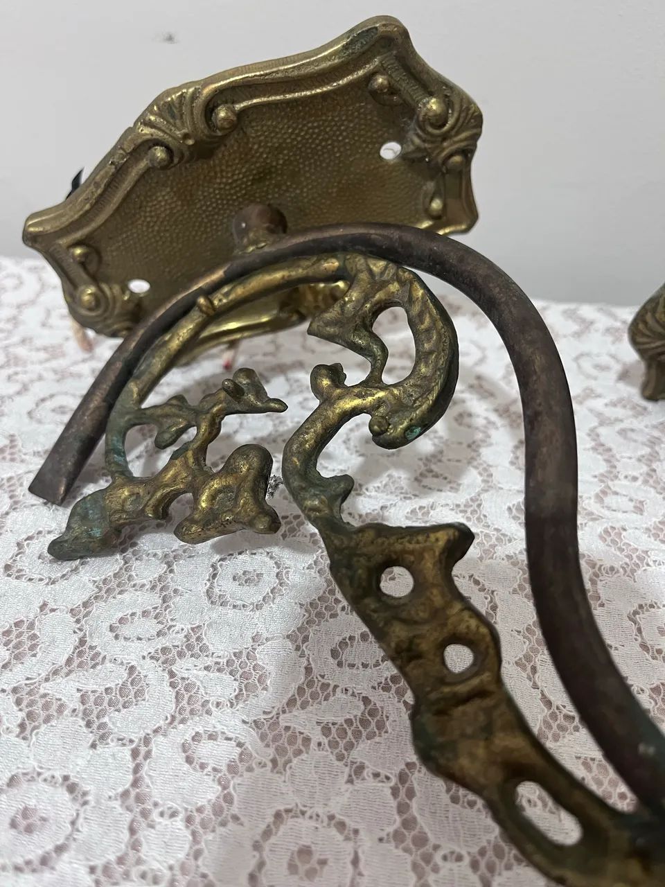 Par de arandelas antigas em bronze  - Foto 2