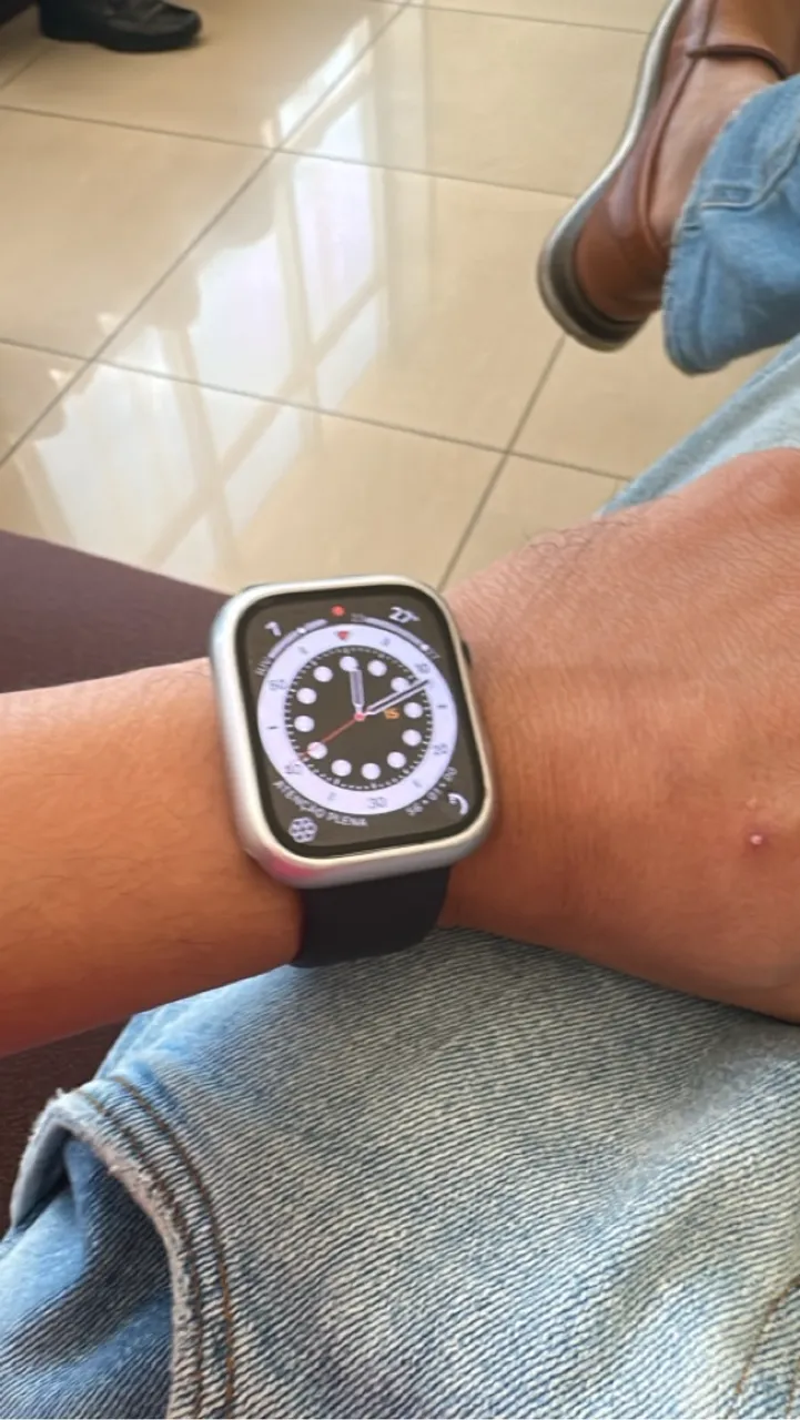 Apple Watch Série 7 com marcas de uso