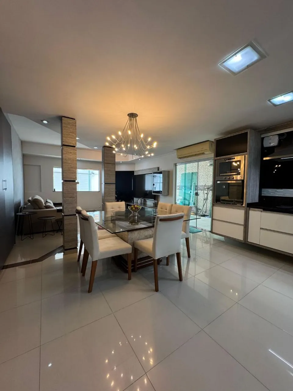CASA NO ADRIANÓPOLIS. Mobiliada, climatizada, 2 suítes, 2 closets, área gourmet e 4 vgs