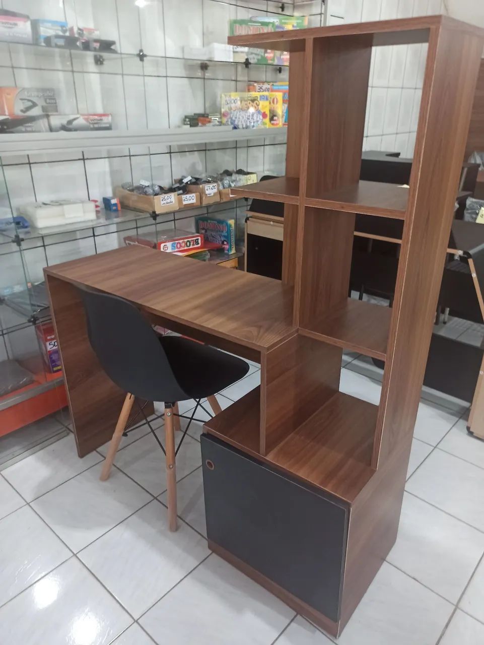 Escrivaninha e cadeira 