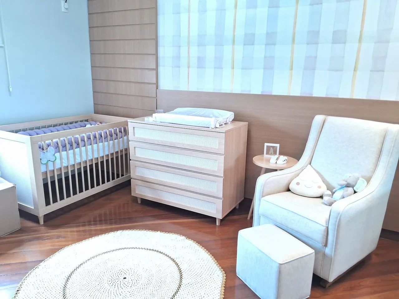 Conjunto de quarto infantil completo - Berço, cômoda e poltrona