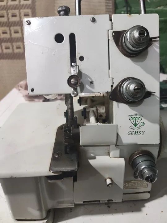 Máquina de Costura Overlock Gemsy