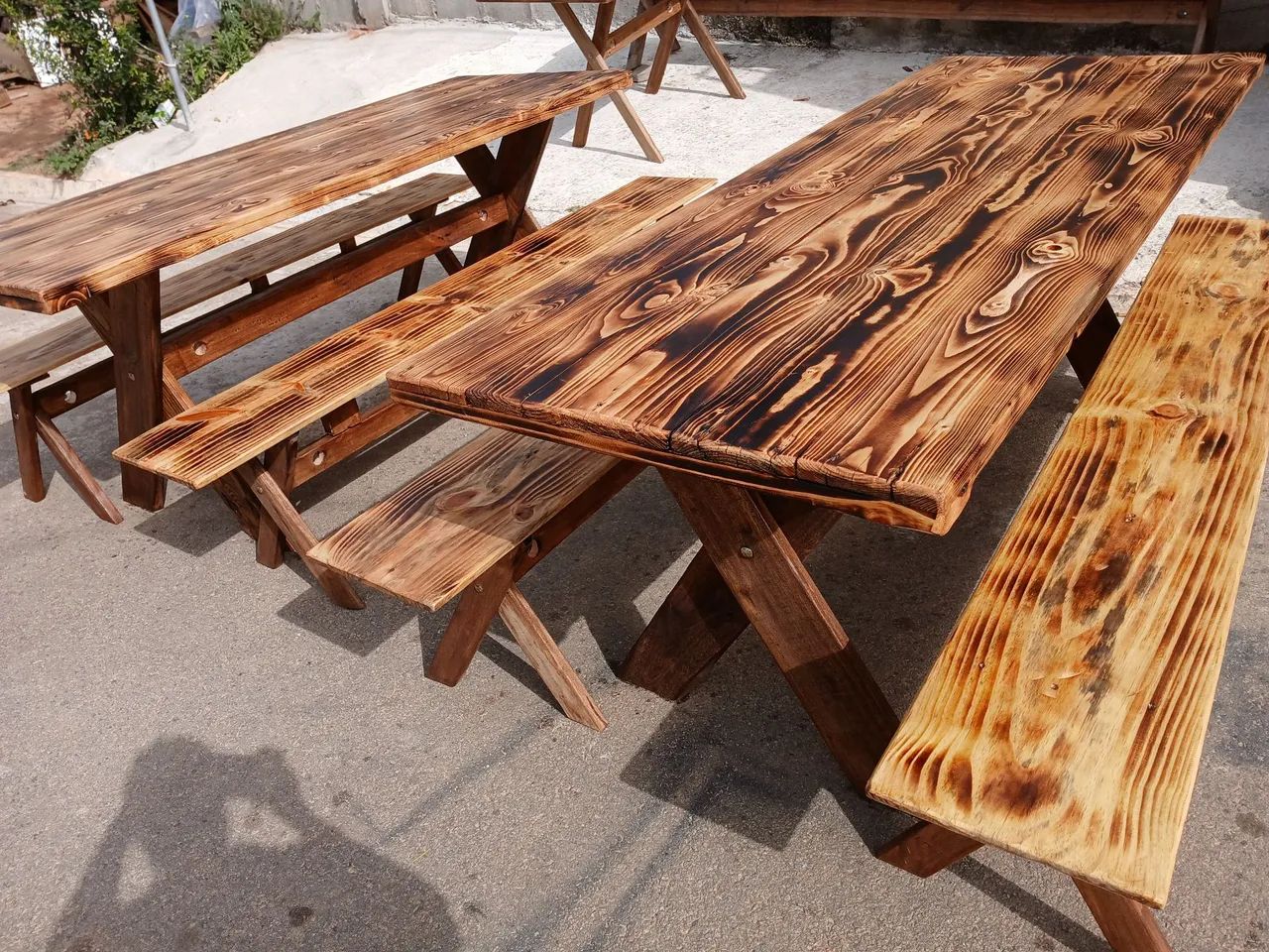 Conjunto de mesa e bancos de madeira rústica