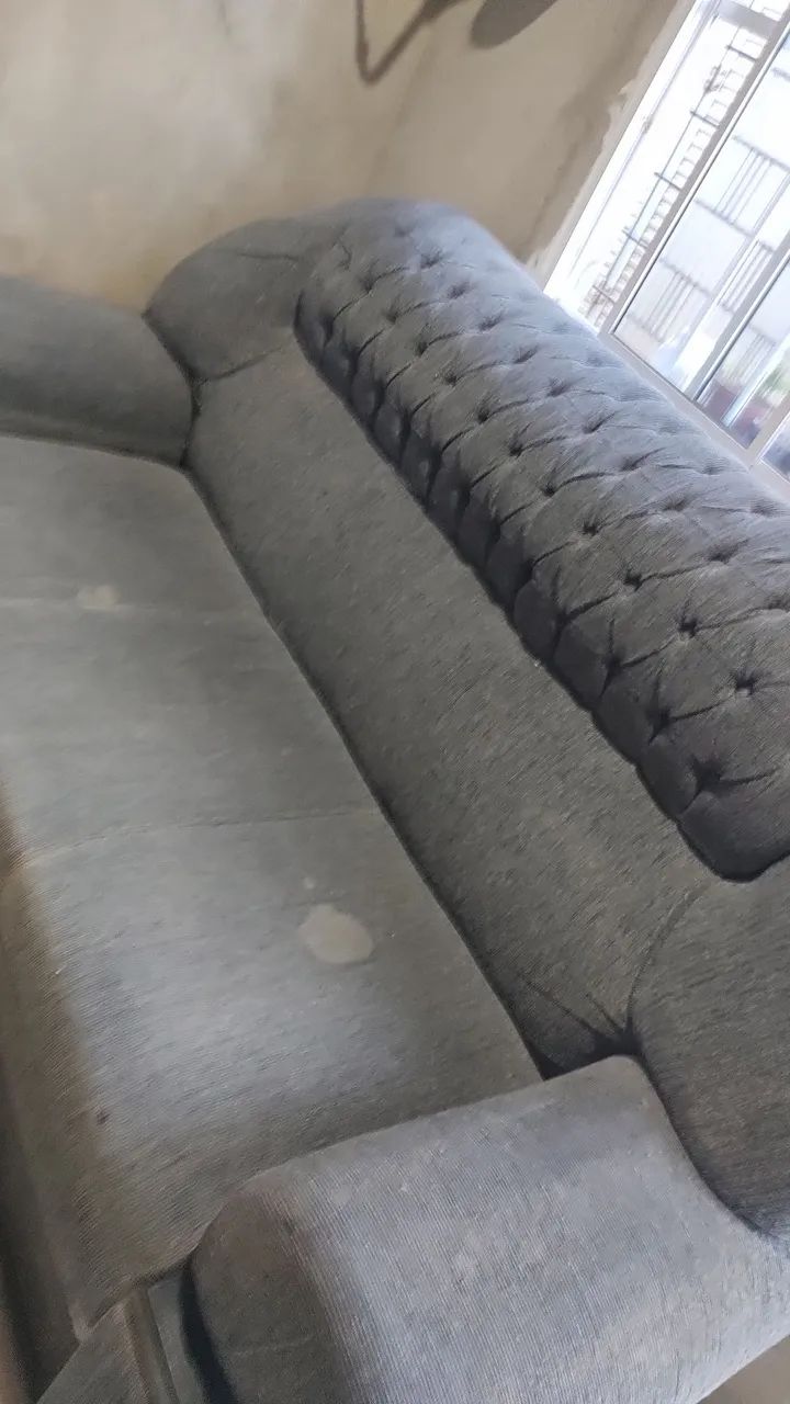 Um sofá grande64962178859905122