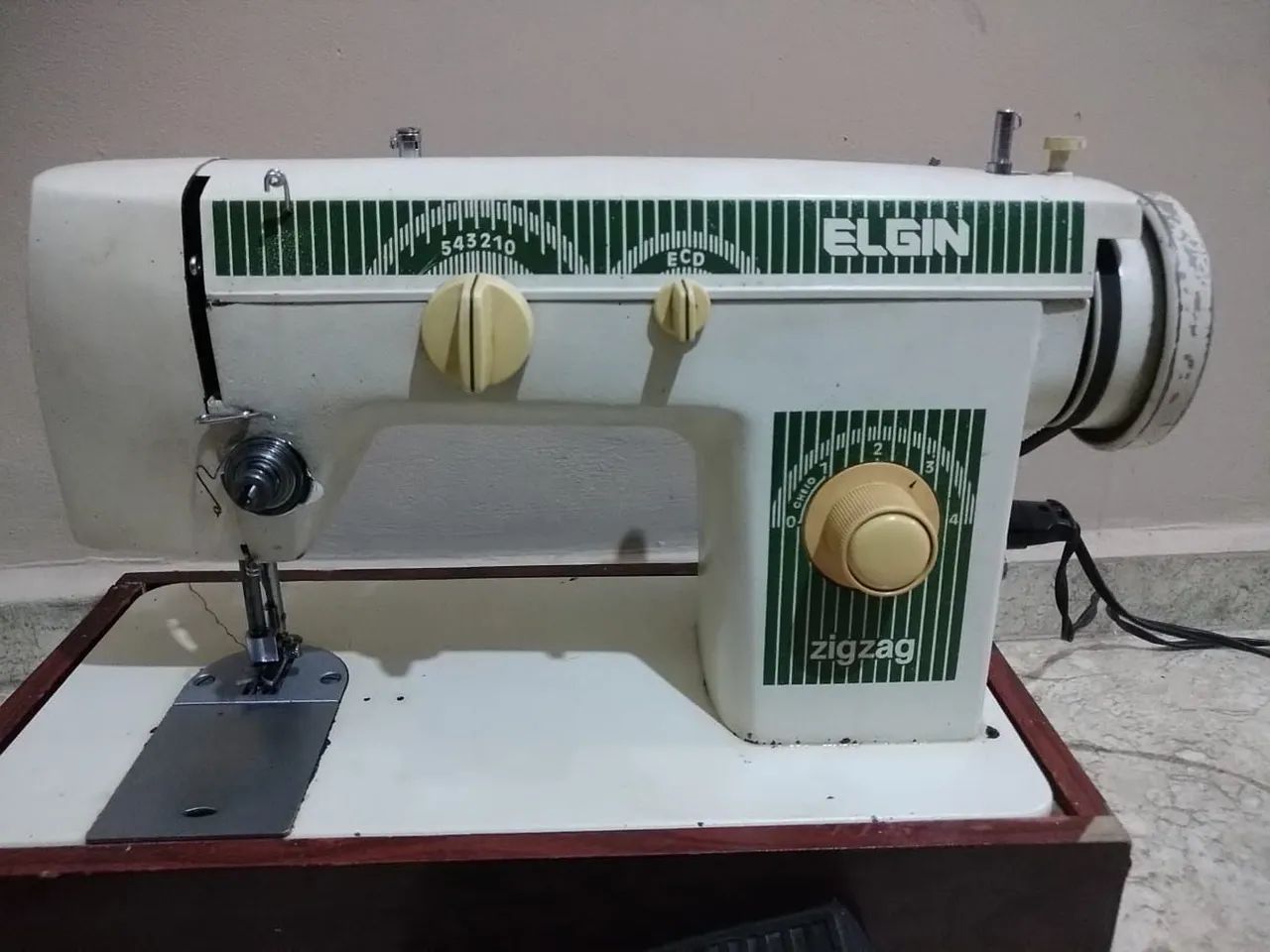 Máquina de costura Elgin antiga precisa de revisão 