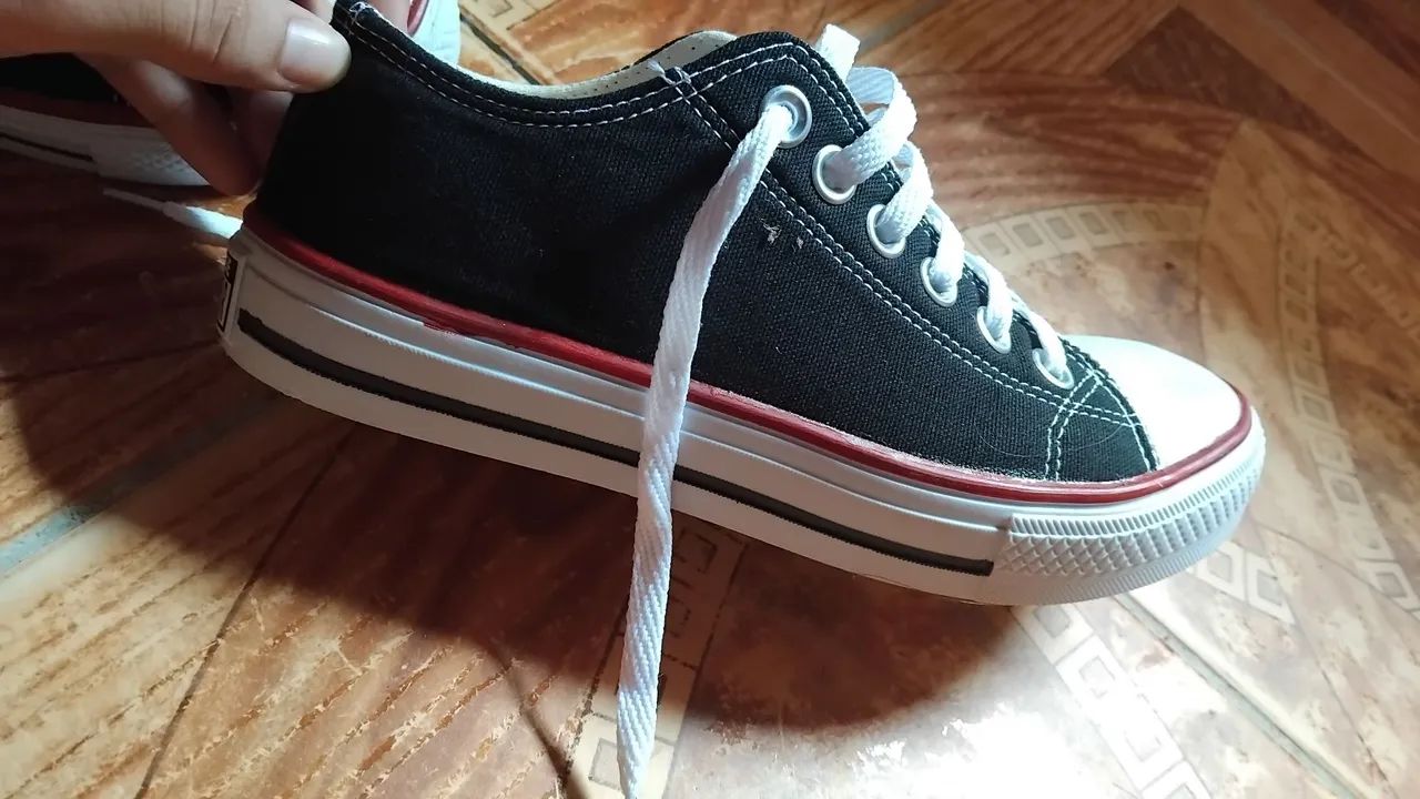 Tênis Cano Baixo Preto com Detalhes Vermelhos - Foto 5