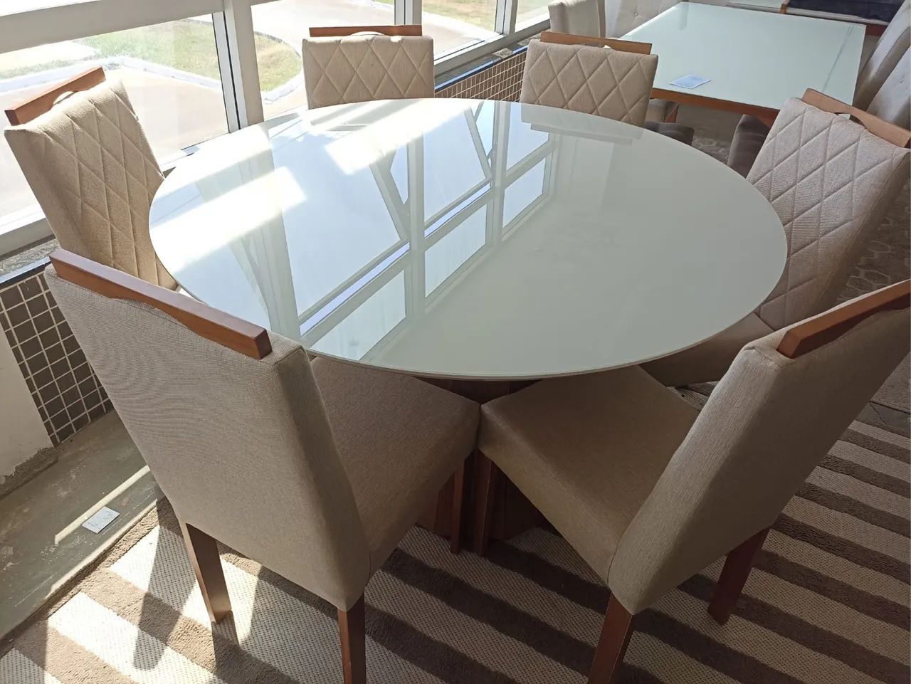 Mesa de Jantar Redonda com 8 Cadeiras toda de madeira 