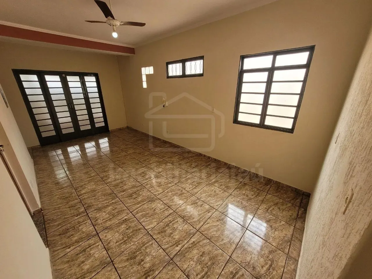 Casa a venda e aluguel com 3 quartos e 2 banheiros