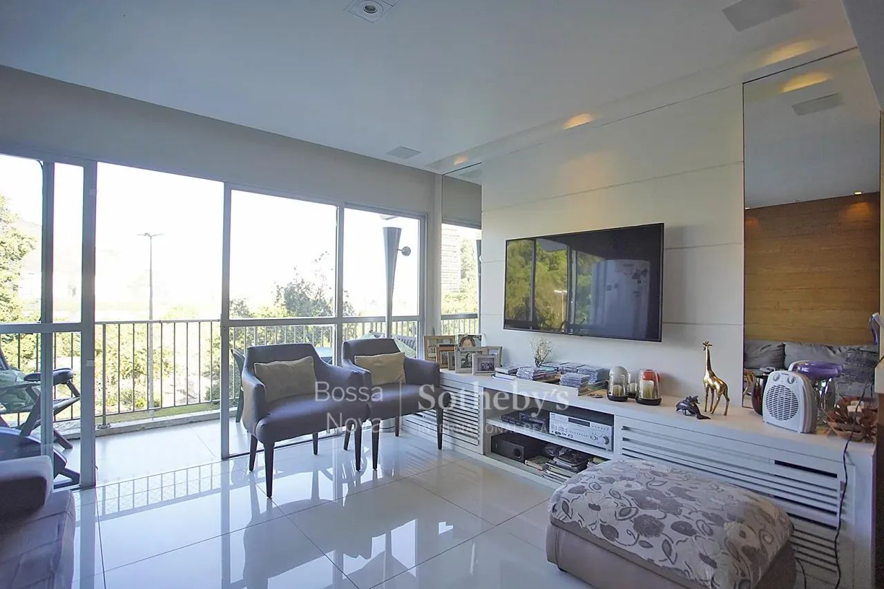 Apartamento reformado com vista para a Lagoa e mata