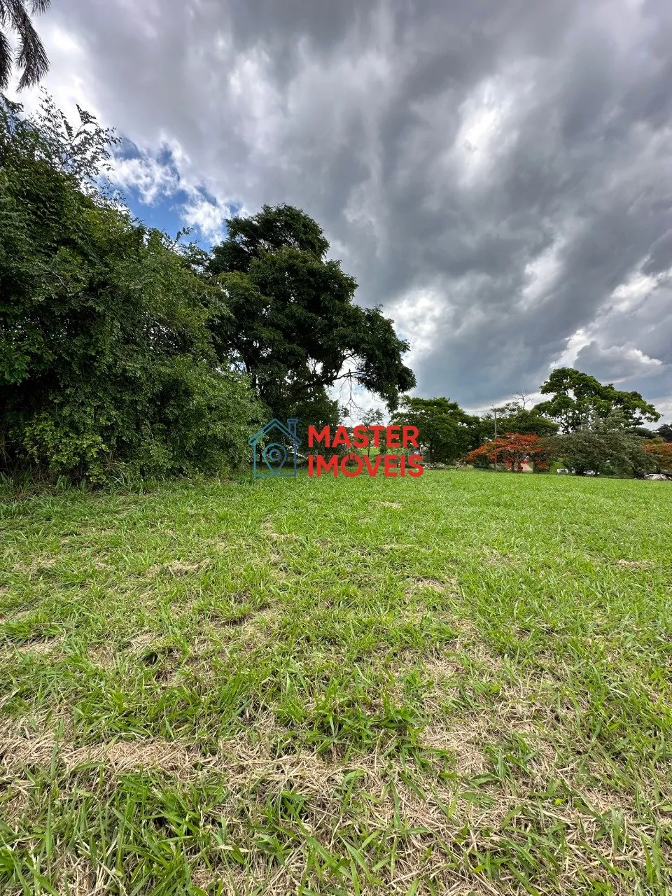 LOTE DE 1.000 M², COND. COM ESTRUTURA COMPLETA.