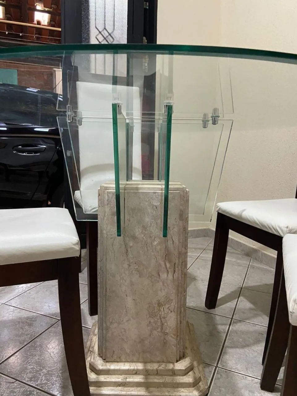 MESA C/ TAMPO DE VIDRO E BASE DE MARMORE E 4 CADEIRAS ESTOFADAS. - Foto 4