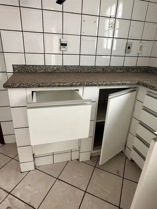 Pia de Cozinha Grande com armário embutido branco usado  - Foto 4