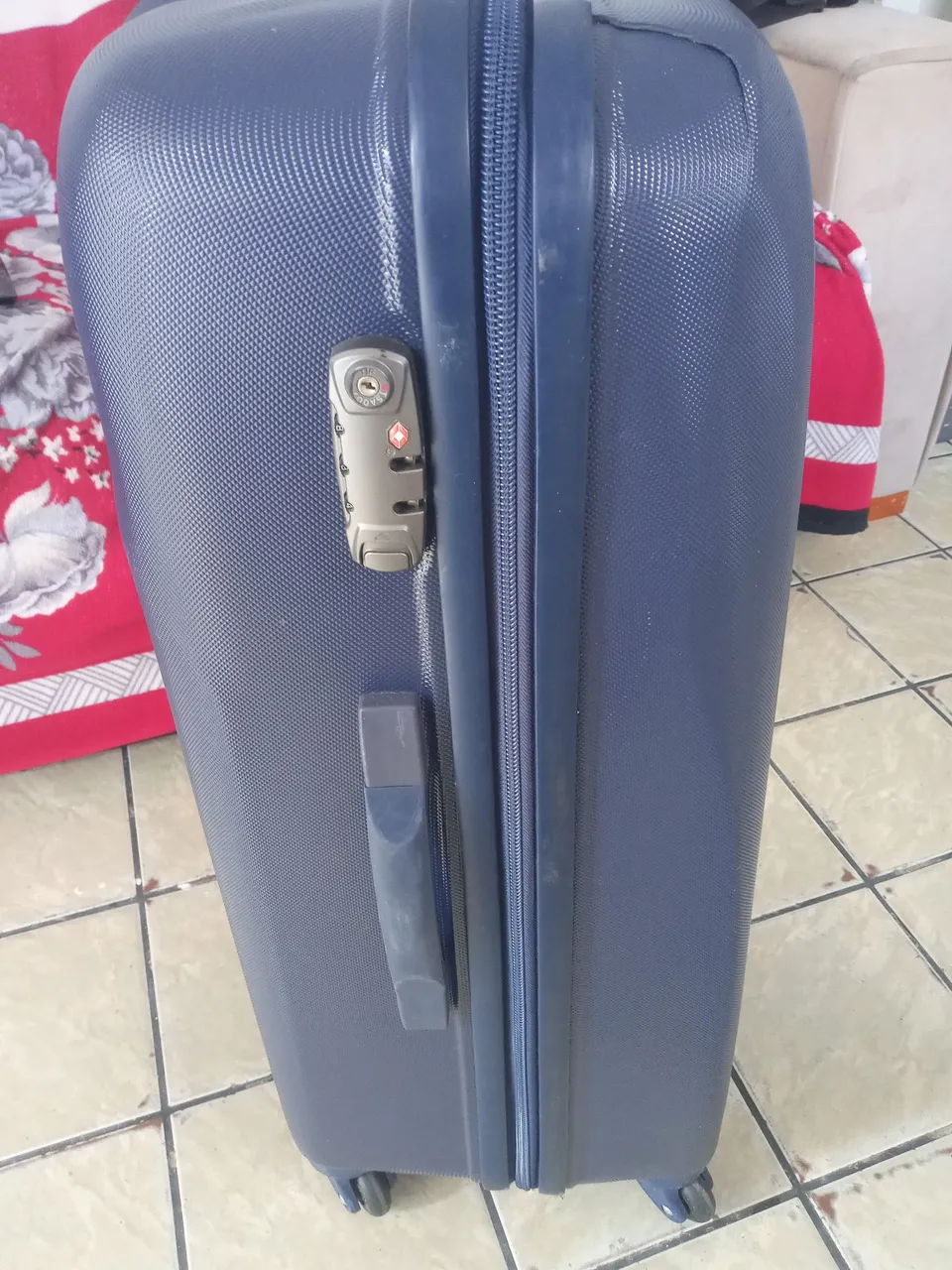 Mala de viagem azul.