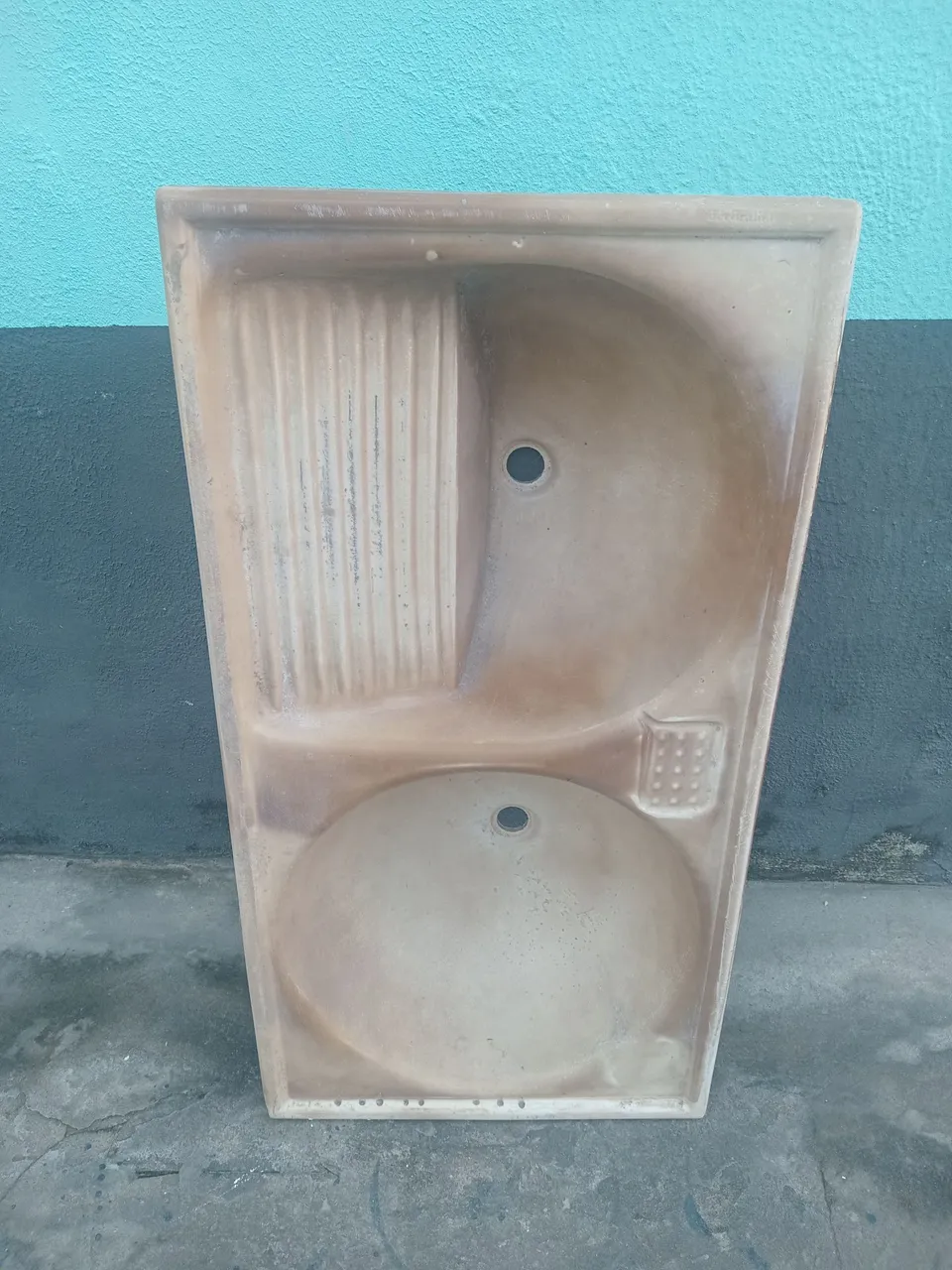 Tanque de cerâmica antigo