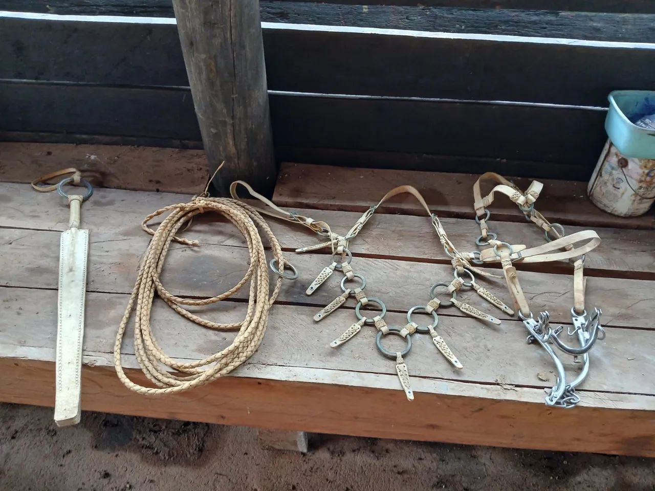 Traía de frente, laço de couro cru 