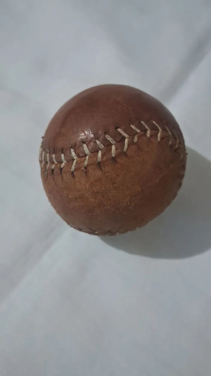 Luva de Beisebol e Bola de Beisebol de couro antiga. - Foto 2