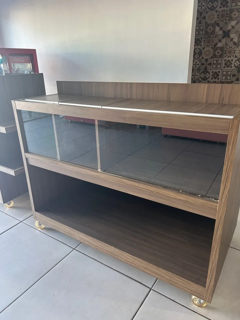 Estufa para exposição de pães em mdf com vidro.