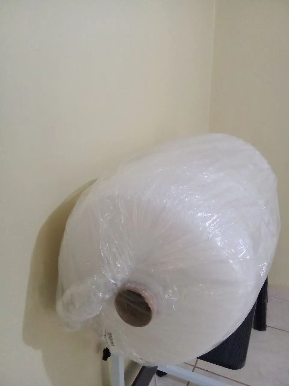 Vendo bobina 100 metros de plástico bolha grande preço 90 reais novo 