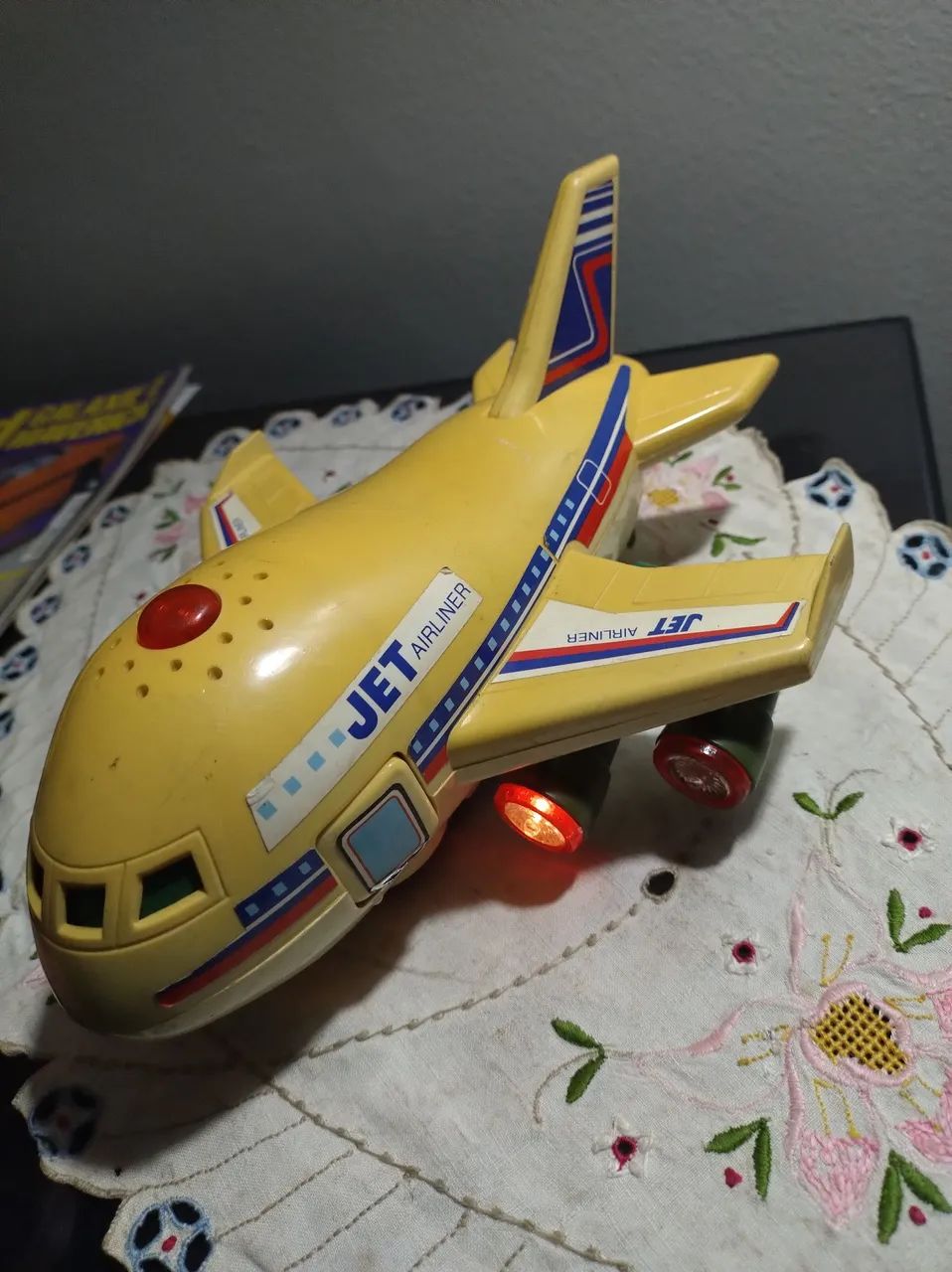 Avião de Brinquedo Antigo Jet Airliner