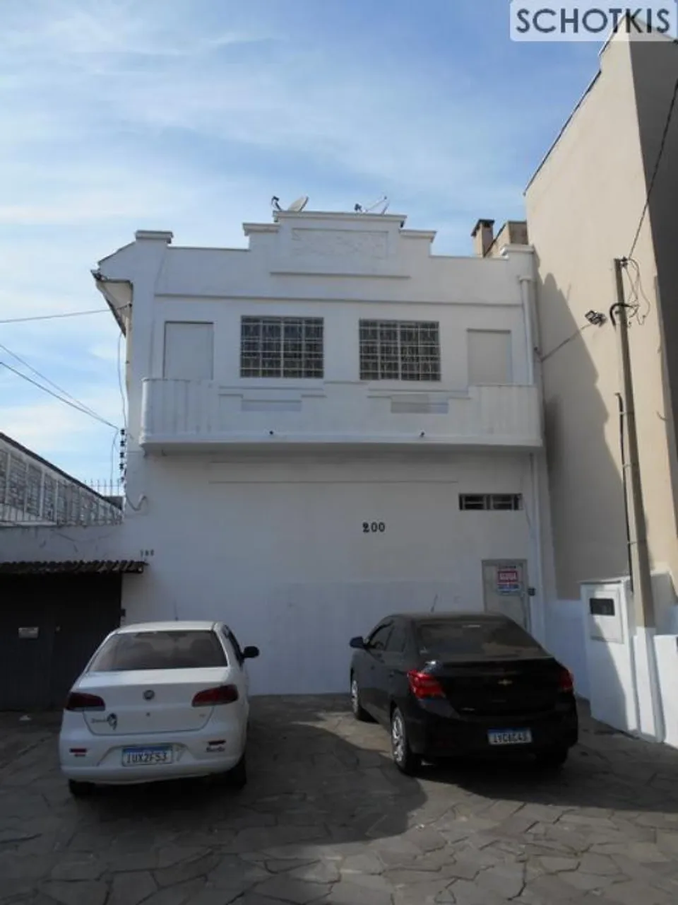 IMOBILIÁRIA SCHOTKIS ALUGA SOBRELOJA (PARTE SUPERIOR), DE FRENTE, COM SACADA, APROXIMADAME