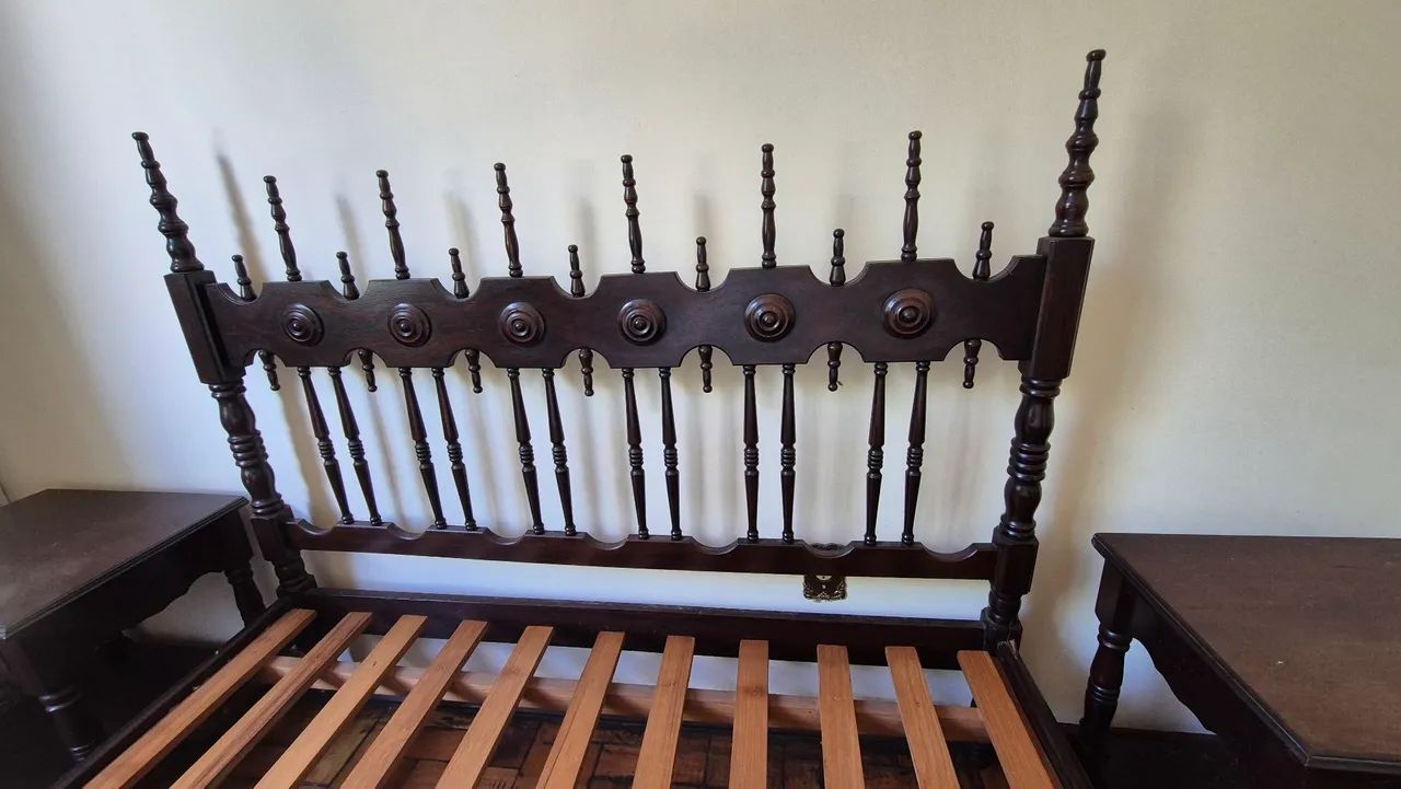 Conjunto de quarto de casal antigo em madeira maciça - Foto 4