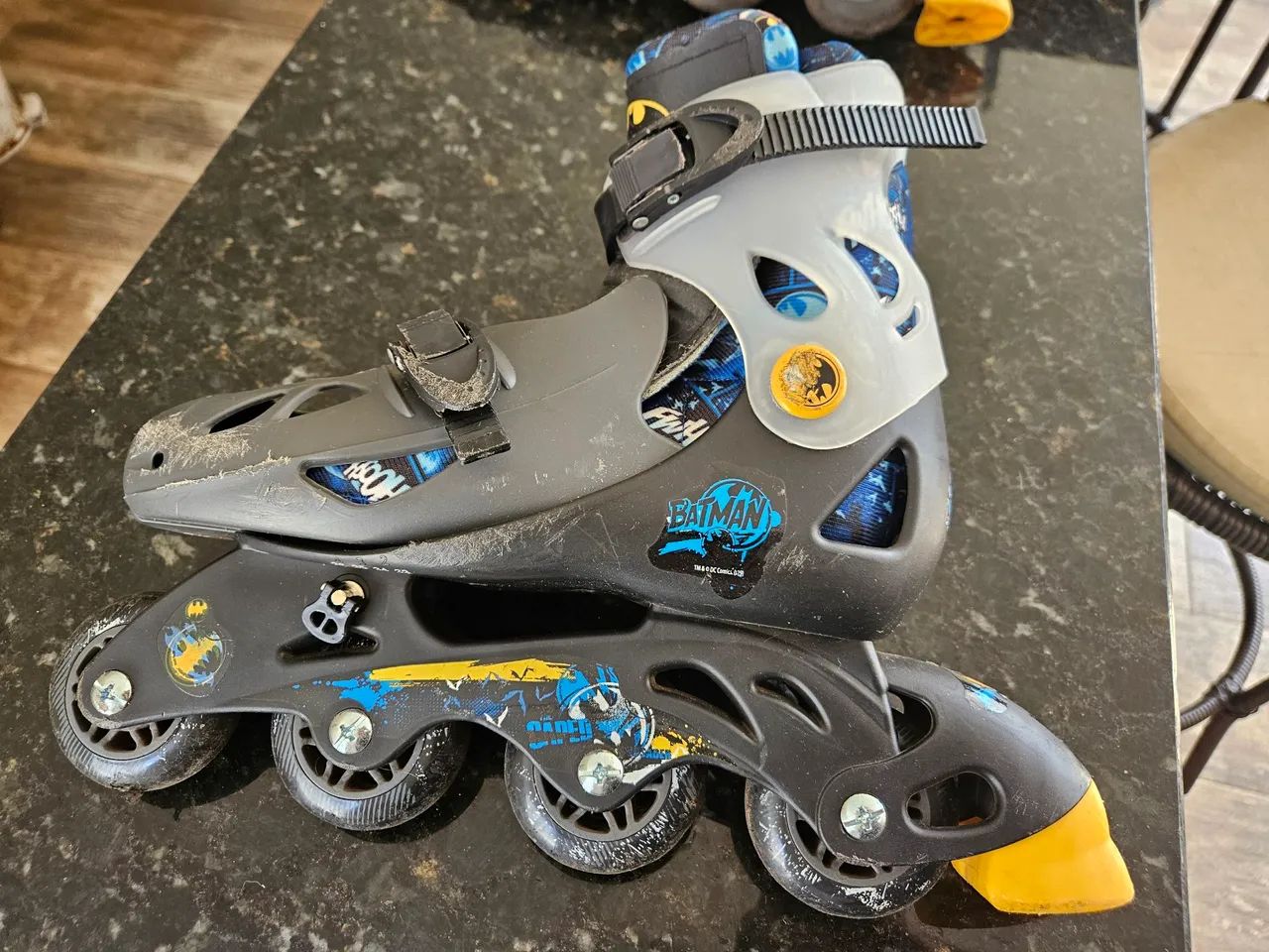 Patins infantil BATMAN, regulável 33 ao 36, com joelheiras e cotoveleiras.. - Foto 4