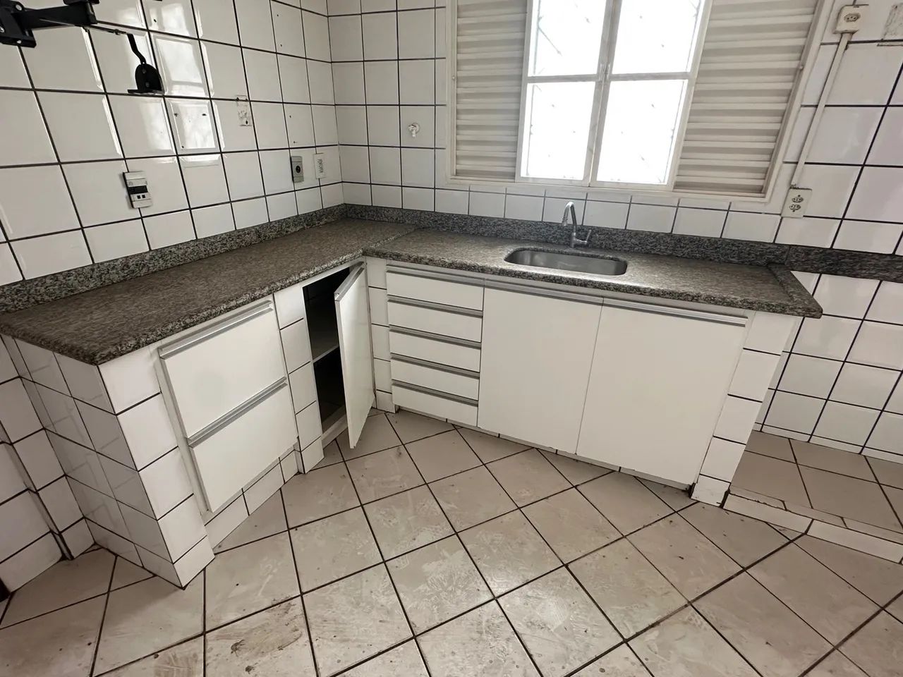 Pia de Cozinha Grande com armário embutido branco usado  - Foto 2