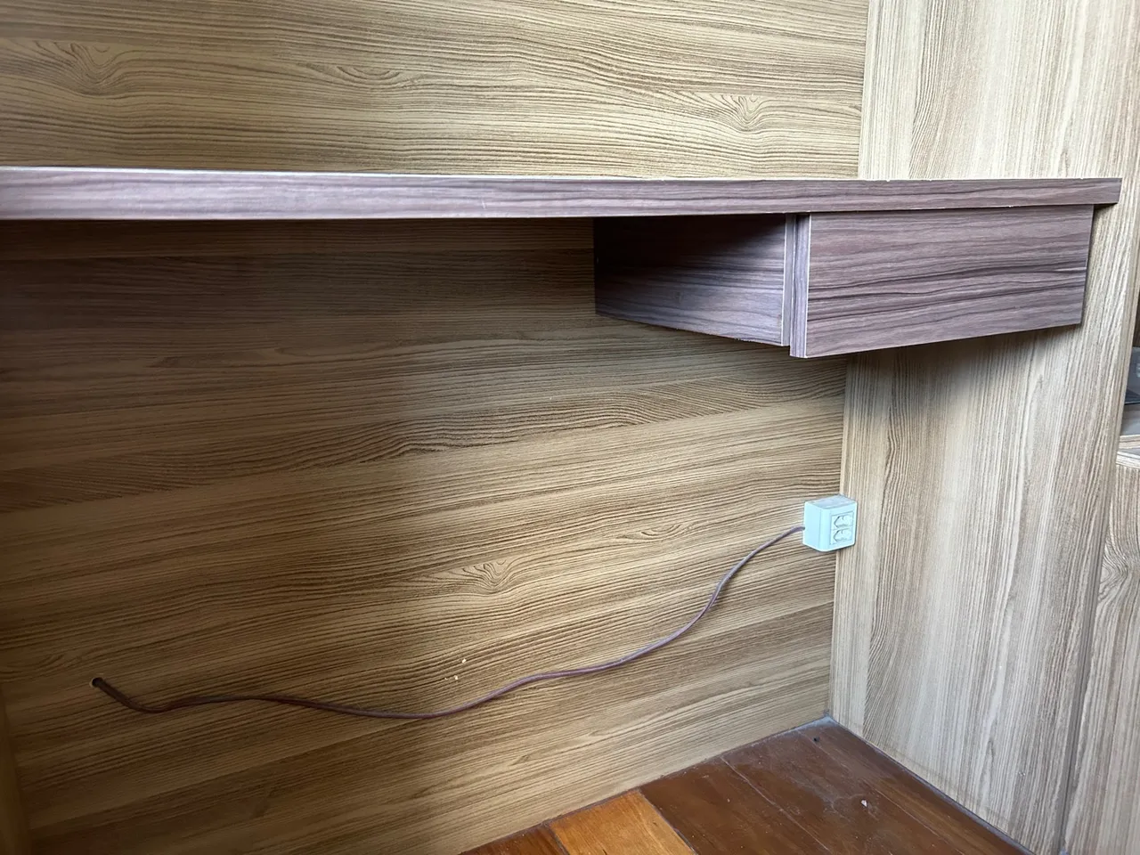 Mesa suspensa de MDF com gaveta - ótimo estado