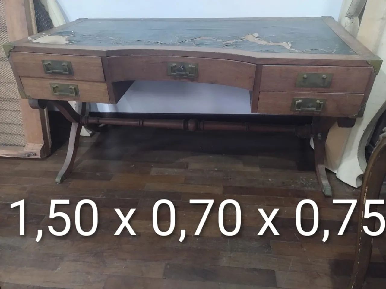Escrivaninha com tampo em couro e metal dourado - necessita restauro 