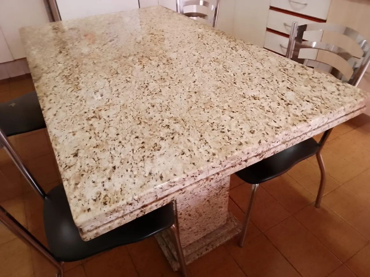 Mesa com tampo e pés de granito - usada - com 6 cadeiras - Foto 4