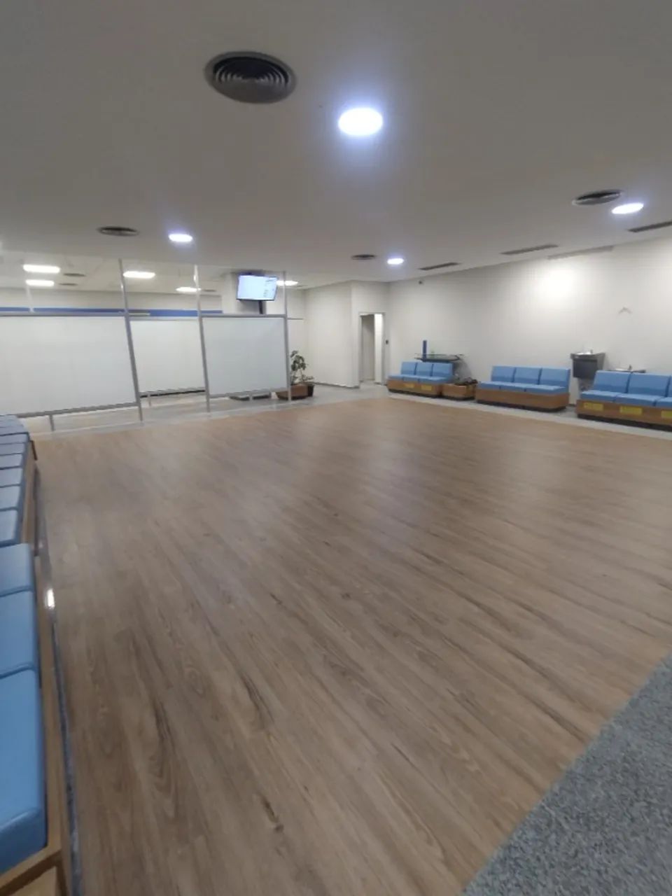 Instalação de piso vinílico, rodapés, grama sintética etc..
