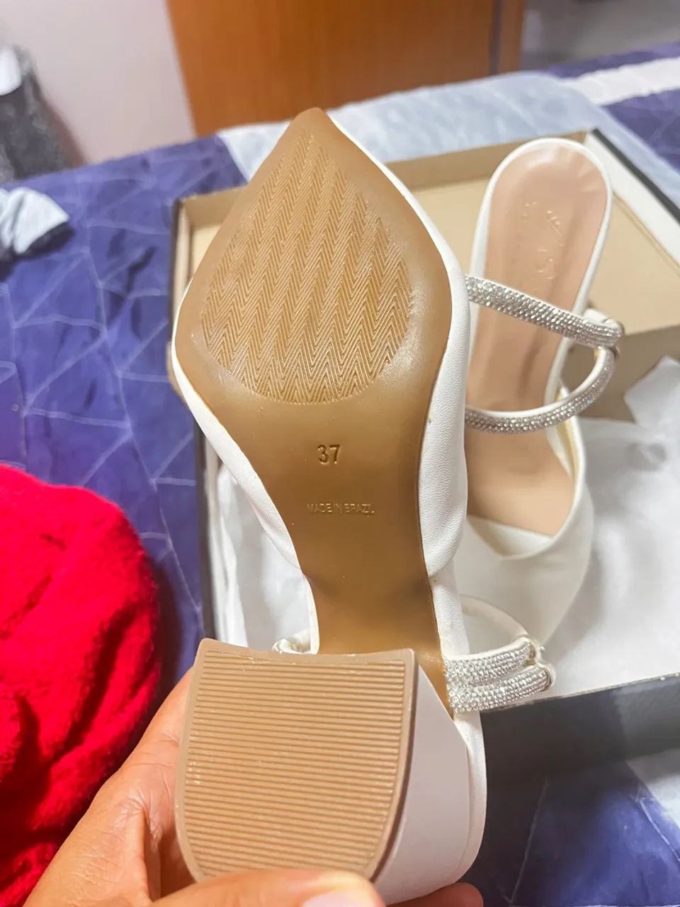 Sandália de Salto Branca com Strass - Elegância e Brilho! - Foto 4
