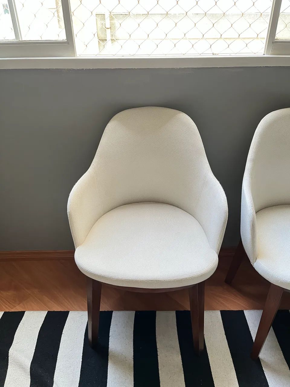 Cadeira estofada com braços off white - Foto 3