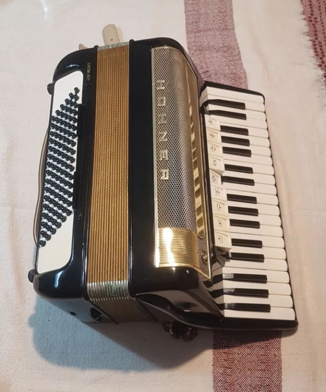 Acordeon Hohner 96 baixos - Foto 2
