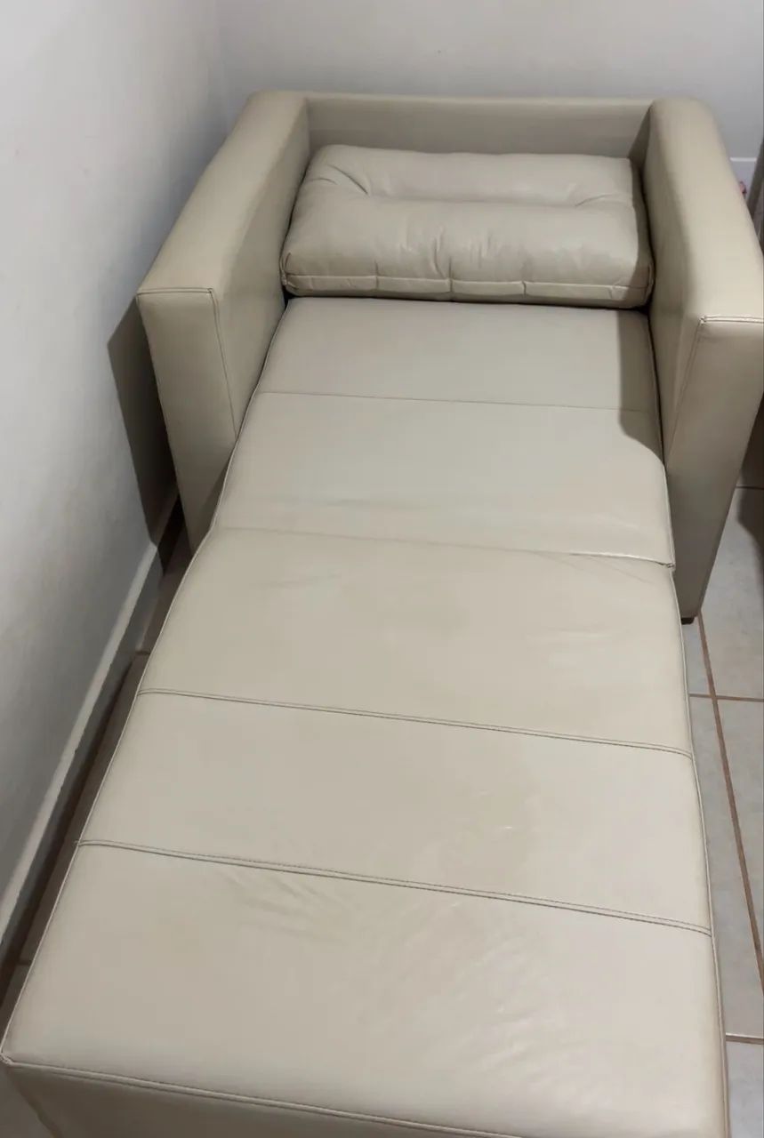 Vendo Sofá cama couro sintético bege  - Foto 3