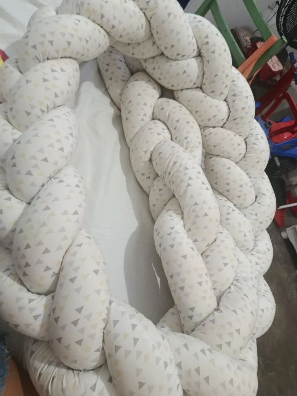 Almofada de berço trançada 