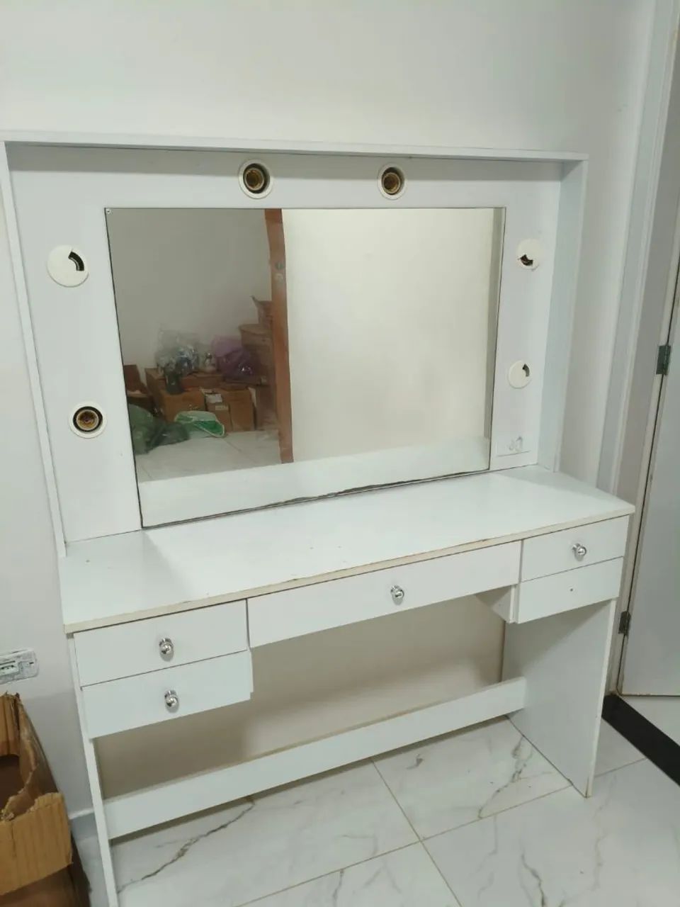 Penteadeira com suporte para iluminação e tomada Embutida  - Foto 3