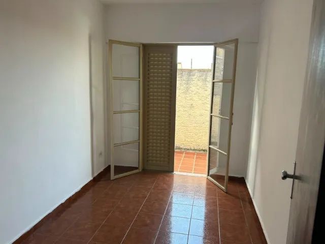 Casa perto do centro: 3 quartos, sacada, linda vista e terreno frontal para comércio - Foto 5