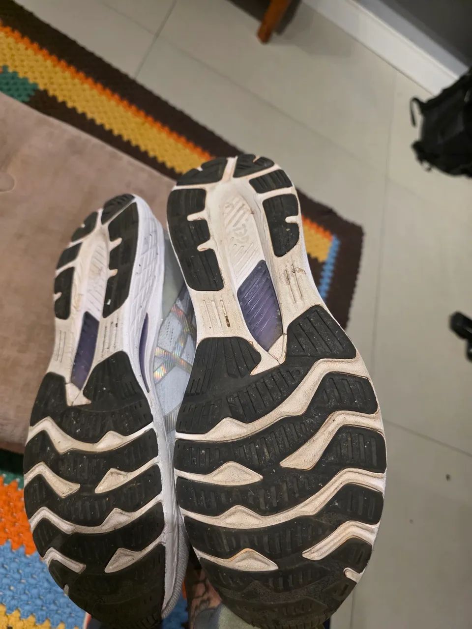 tênis asics kayano cinza - Foto 4