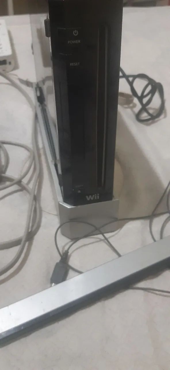 Wii original com 3 joguinhos 2 controles retrocompativel com game cube - Foto 2